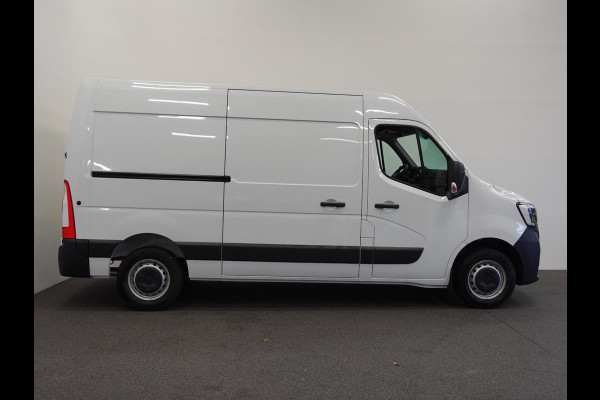 Renault Master T33 2.3 dCi 135 L2H2 BPM VRIJ! Airco Cruise control Parkeersensoren Navigatie Trekhaak