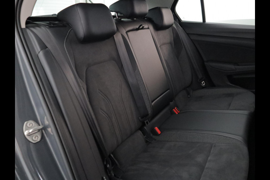 Volkswagen Golf 1.5 eHybrid Style Edition 204 pk Automaat (DSG) | Verlengde garantie | Navigatie | Parkeersensoren (Park assist) | Rondomzicht camera | Elektr. bestuurdersstoel | Stoelverwarming |