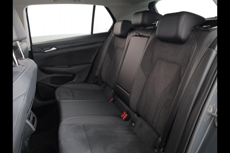 Volkswagen Golf 1.5 eHybrid Style Edition 204 pk Automaat (DSG) | Verlengde garantie | Navigatie | Parkeersensoren (Park assist) | Rondomzicht camera | Elektr. bestuurdersstoel | Stoelverwarming |