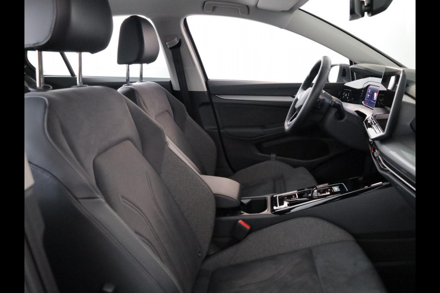 Volkswagen Golf 1.5 eHybrid Style Edition 204 pk Automaat (DSG) | Verlengde garantie | Navigatie | Parkeersensoren (Park assist) | Rondomzicht camera | Elektr. bestuurdersstoel | Stoelverwarming |