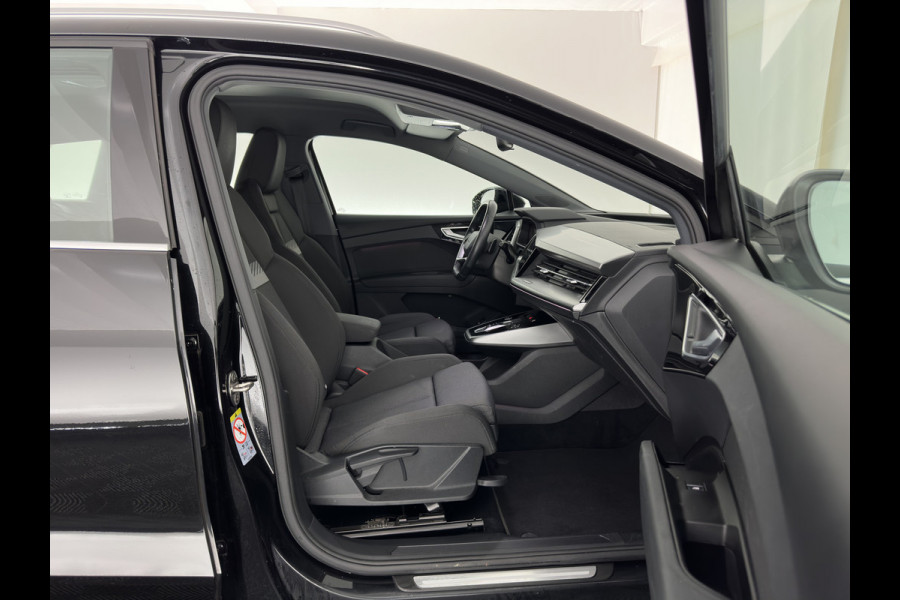 Audi Q4 e-tron 40 Launch Edition Advanced 77 kWh [ 3-Fase ] {SOH-88%} (INCL-BTW) *MATRIX-LED | NAVI-FULLMAP | KEYLESS | CAMERA | DIGI-COCKPIT | DAB | AMBIENT-LIGHT | HEATED-SPORTSEATS | TOWBAR | 19''ALU*