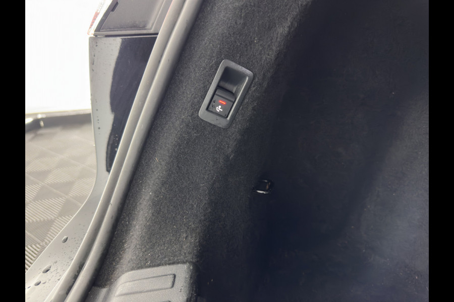 Audi Q4 e-tron 40 Launch Edition Advanced 77 kWh [ 3-Fase ] {SOH-88%} (INCL-BTW) *MATRIX-LED | NAVI-FULLMAP | KEYLESS | CAMERA | DIGI-COCKPIT | DAB | AMBIENT-LIGHT | HEATED-SPORTSEATS | TOWBAR | 19''ALU*