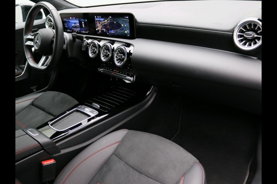 Mercedes-Benz A-Klasse 250 e AMG Plug-In Hybride AMG Line | Night Pakket | Trekhaak | Sfeerverlichting  | Achteruitrijcamera | Stuur en Stoelverwarming. Inclusief 24 maanden MB Certified garantie voor Europa.
