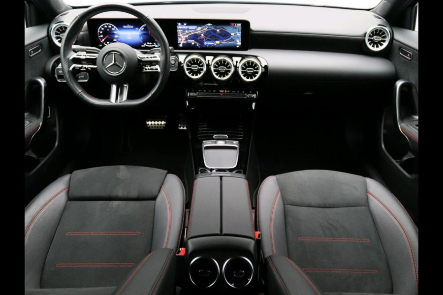 Mercedes-Benz A-Klasse 250 e AMG Plug-In Hybride AMG Line | Night Pakket | Trekhaak | Sfeerverlichting  | Achteruitrijcamera | Stuur en Stoelverwarming. Inclusief 24 maanden MB Certified garantie voor Europa.