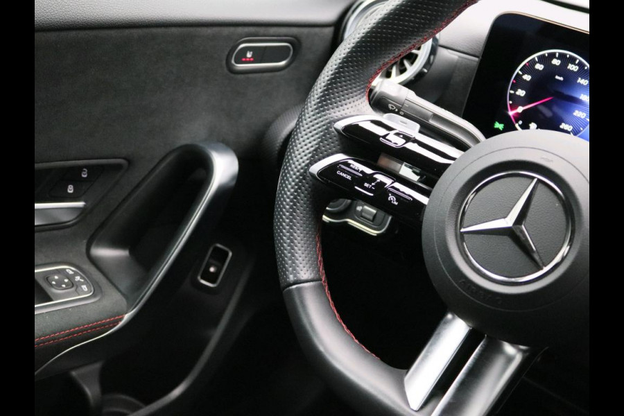 Mercedes-Benz A-Klasse 250 e AMG Plug-In Hybride AMG Line | Night Pakket | Trekhaak | Sfeerverlichting  | Achteruitrijcamera | Stuur en Stoelverwarming. Inclusief 24 maanden MB Certified garantie voor Europa.