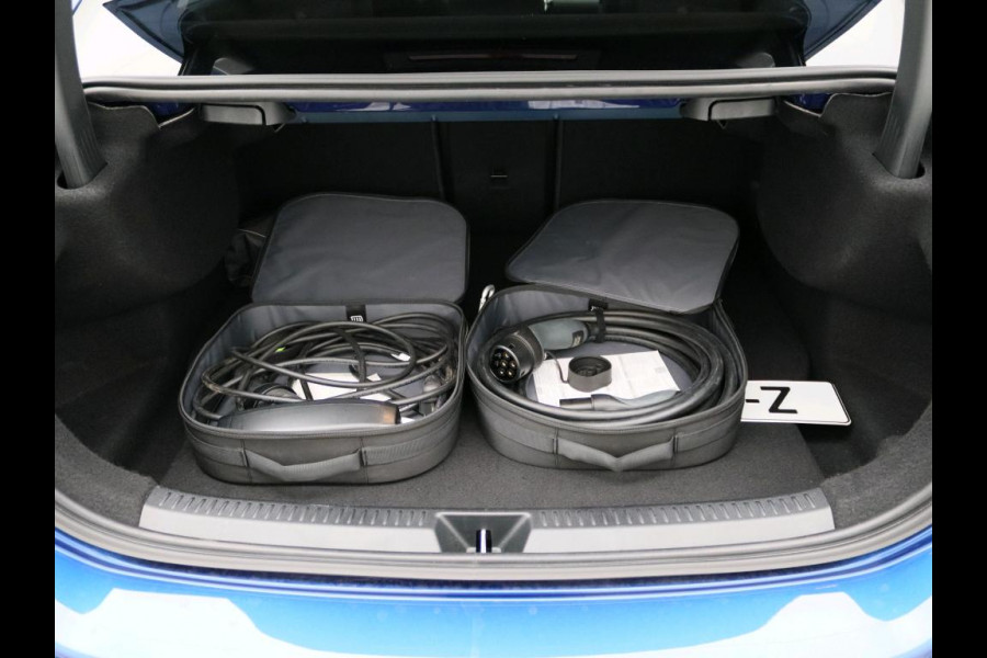 Mercedes-Benz A-Klasse 250 e AMG Plug-In Hybride AMG Line | Night Pakket | Trekhaak | Sfeerverlichting  | Achteruitrijcamera | Stuur en Stoelverwarming. Inclusief 24 maanden MB Certified garantie voor Europa.
