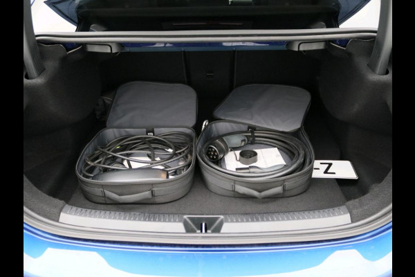 Mercedes-Benz A-Klasse 250 e AMG Plug-In Hybride AMG Line | Night Pakket | Trekhaak | Sfeerverlichting  | Achteruitrijcamera | Stuur en Stoelverwarming. Inclusief 24 maanden MB Certified garantie voor Europa.