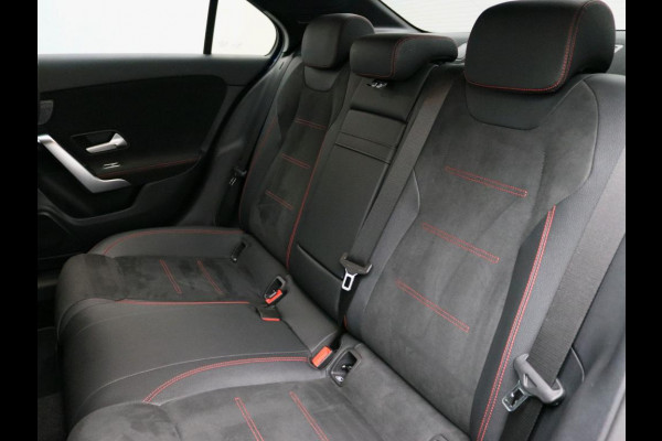 Mercedes-Benz A-Klasse 250 e AMG Plug-In Hybride AMG Line | Night Pakket | Trekhaak | Sfeerverlichting  | Achteruitrijcamera | Stuur en Stoelverwarming. Inclusief 24 maanden MB Certified garantie voor Europa.
