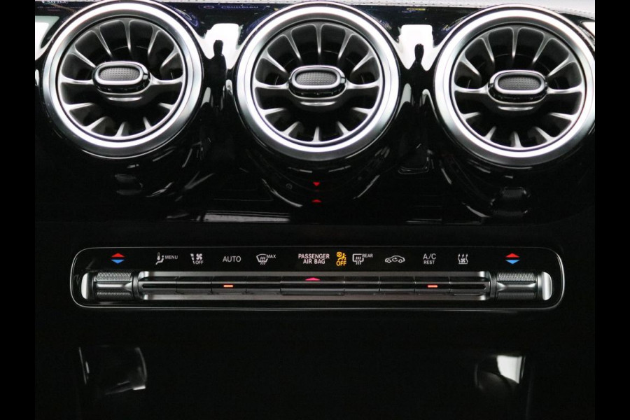 Mercedes-Benz A-Klasse 250 e AMG Plug-In Hybride AMG Line | Night Pakket | Trekhaak | Sfeerverlichting  | Achteruitrijcamera | Stuur en Stoelverwarming. Inclusief 24 maanden MB Certified garantie voor Europa.