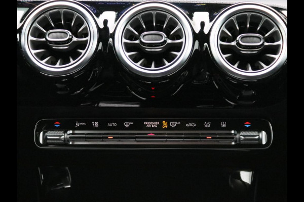 Mercedes-Benz A-Klasse 250 e AMG Plug-In Hybride AMG Line | Night Pakket | Trekhaak | Sfeerverlichting  | Achteruitrijcamera | Stuur en Stoelverwarming. Inclusief 24 maanden MB Certified garantie voor Europa.
