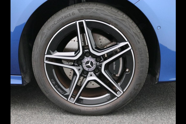 Mercedes-Benz A-Klasse 250 e AMG Plug-In Hybride AMG Line | Night Pakket | Trekhaak | Sfeerverlichting  | Achteruitrijcamera | Stuur en Stoelverwarming. Inclusief 24 maanden MB Certified garantie voor Europa.