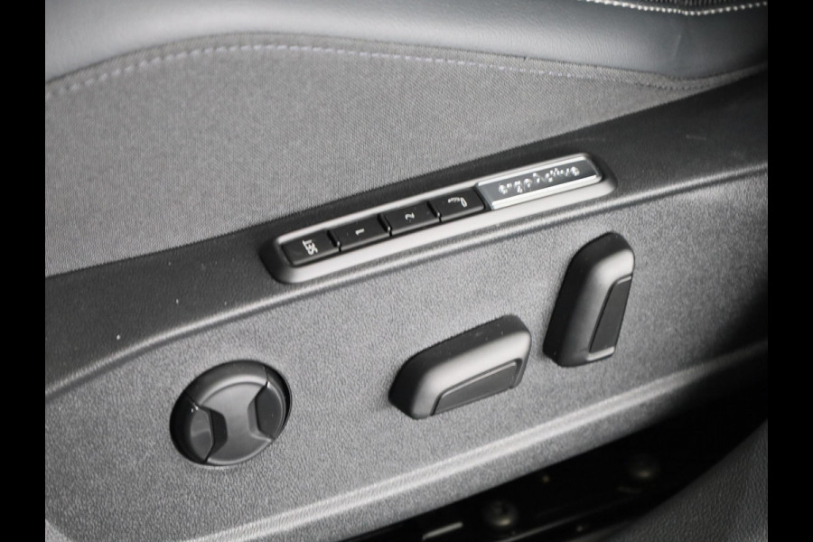 Volkswagen Golf 1.5 eHybrid Style Edition 204 pk Automaat (DSG) | Verlengde garantie | Navigatie | Parkeersensoren (Park assist) | Rondomzicht camera | Elektr. bestuurdersstoel | Stoelverwarming |