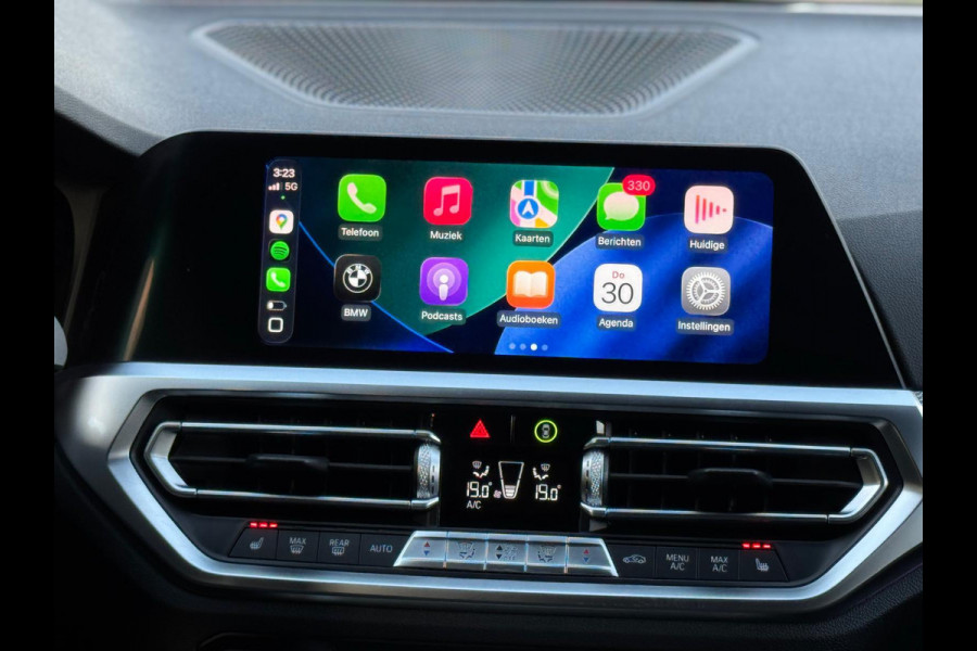 BMW 3 Serie Touring 330e M sport individual, dravitgrau, panoramadak ,laser,elec bedienbare trekhaak, vol opties, nl auto met nap