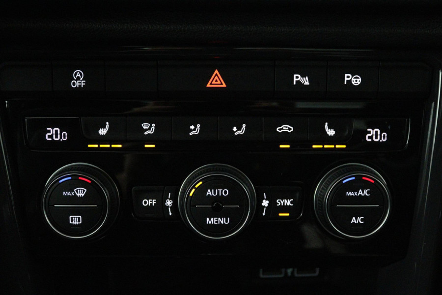 Volkswagen T-Roc 2.0 TSI 4Motion Sport (PANORAMADAK, TREKHAAK, STOELVERWARMING, ACHTERUITRIJCAMERA, DIGITALE COCKPIT)