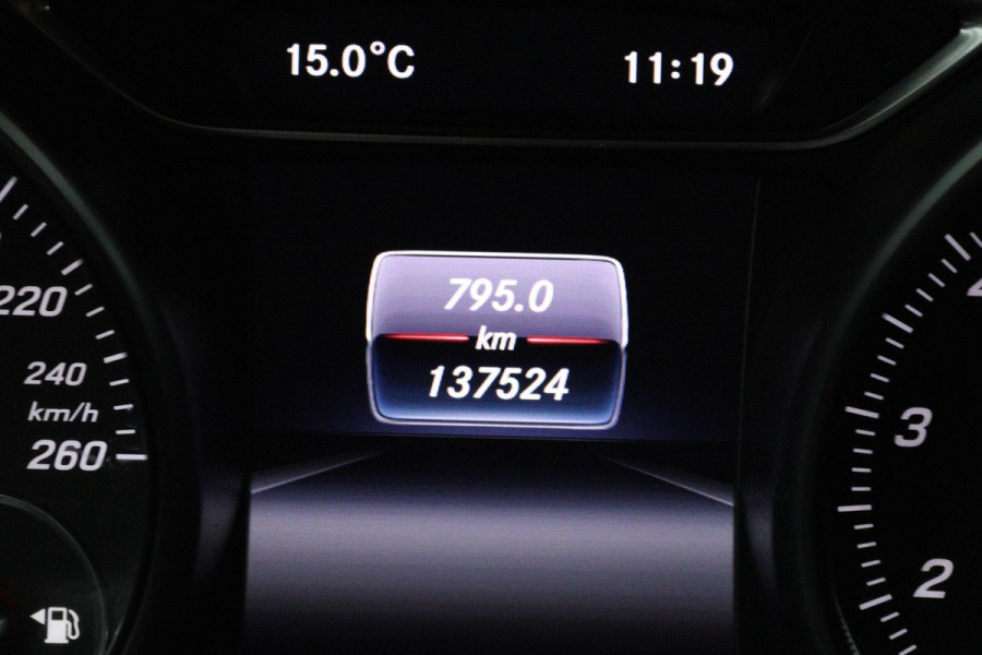 Mercedes-Benz CLA-Klasse Shooting Brake 180 Business Solution AMG (ACHTERUITRIJCAMERA, NAVIGATIE, PARKEERSENSOREN)
