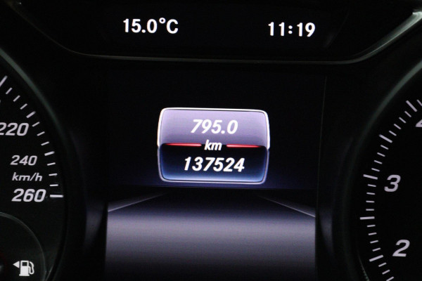Mercedes-Benz CLA-Klasse Shooting Brake 180 Business Solution AMG (ACHTERUITRIJCAMERA, NAVIGATIE, PARKEERSENSOREN)