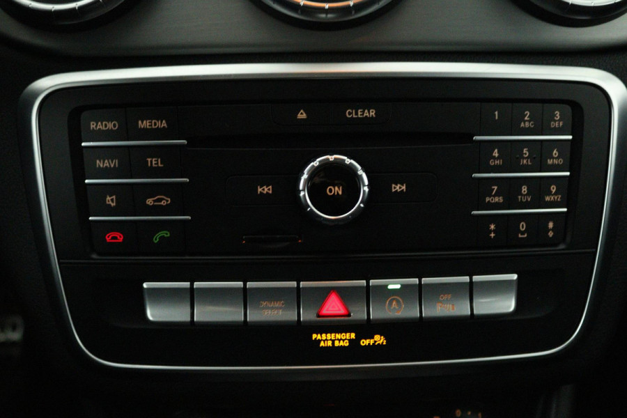 Mercedes-Benz CLA-Klasse Shooting Brake 180 Business Solution AMG (ACHTERUITRIJCAMERA, NAVIGATIE, PARKEERSENSOREN)
