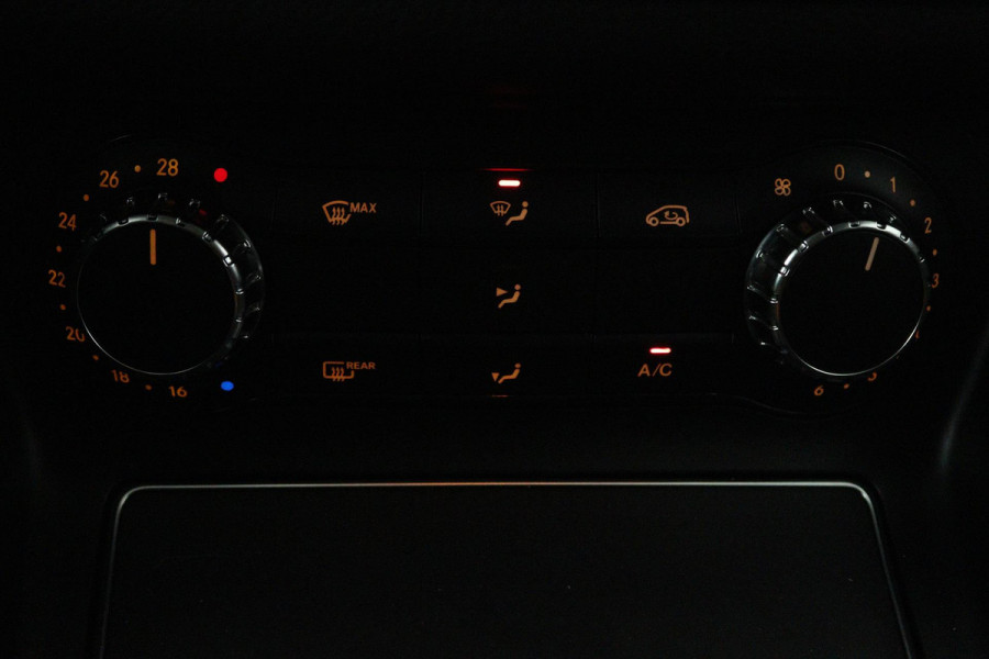 Mercedes-Benz CLA-Klasse Shooting Brake 180 Business Solution AMG (ACHTERUITRIJCAMERA, NAVIGATIE, PARKEERSENSOREN)