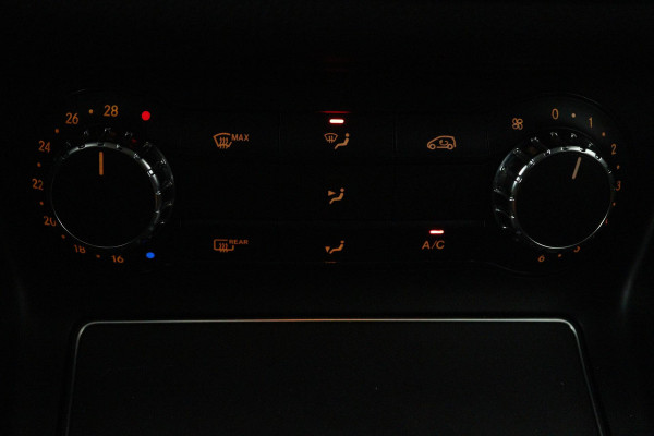 Mercedes-Benz CLA-Klasse Shooting Brake 180 Business Solution AMG (ACHTERUITRIJCAMERA, NAVIGATIE, PARKEERSENSOREN)