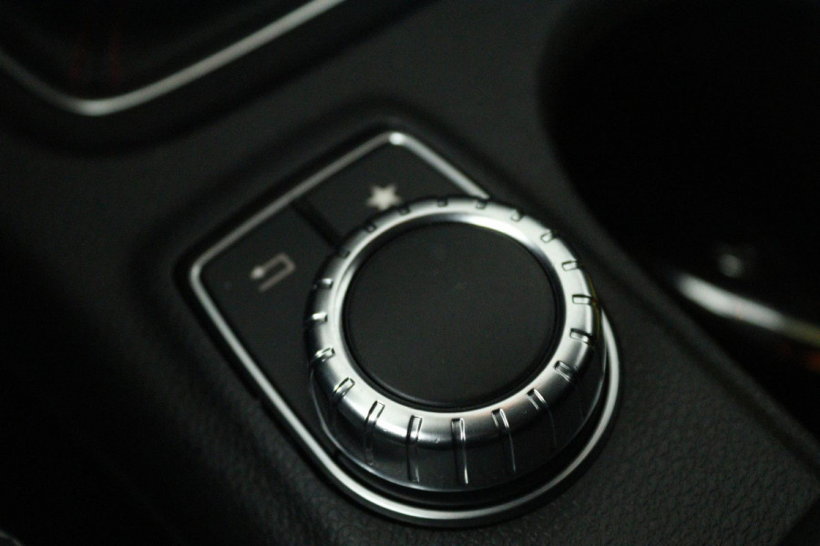 Mercedes-Benz CLA-Klasse Shooting Brake 180 Business Solution AMG (ACHTERUITRIJCAMERA, NAVIGATIE, PARKEERSENSOREN)