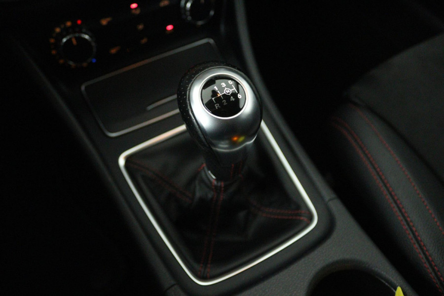 Mercedes-Benz CLA-Klasse Shooting Brake 180 Business Solution AMG (ACHTERUITRIJCAMERA, NAVIGATIE, PARKEERSENSOREN)