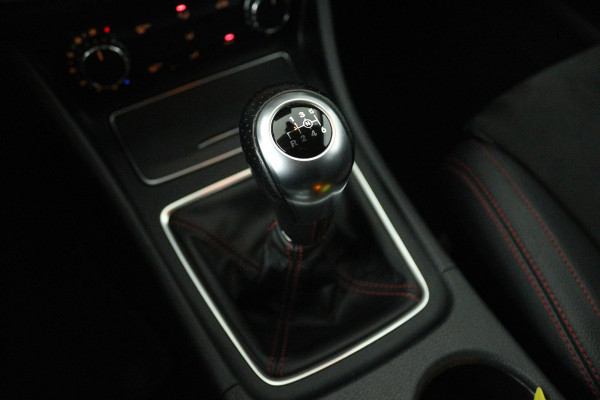 Mercedes-Benz CLA-Klasse Shooting Brake 180 Business Solution AMG (ACHTERUITRIJCAMERA, NAVIGATIE, PARKEERSENSOREN)