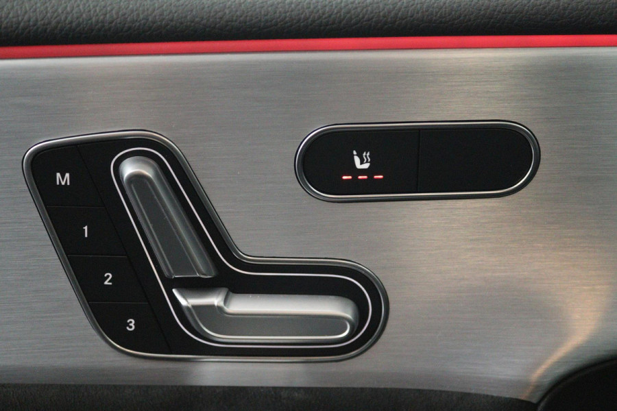 Mercedes-Benz CLA-Klasse 180 Business Solution AMG (SFEERVERLICHTING, STOELVERWARMING, ELEKTR STOELEN, ACHTERUITRIJCAMERA)