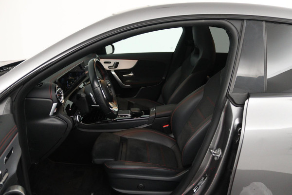 Mercedes-Benz CLA-Klasse 180 Business Solution AMG (SFEERVERLICHTING, STOELVERWARMING, ELEKTR STOELEN, ACHTERUITRIJCAMERA)