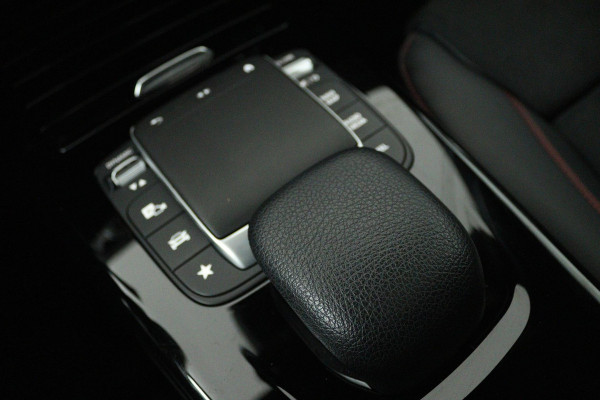 Mercedes-Benz CLA-Klasse 180 Business Solution AMG (SFEERVERLICHTING, STOELVERWARMING, ELEKTR STOELEN, ACHTERUITRIJCAMERA)