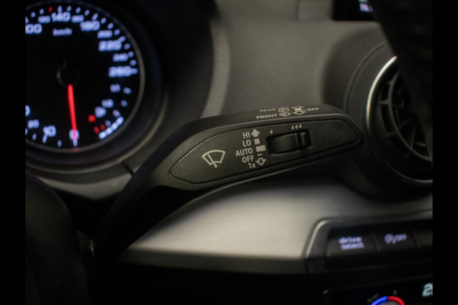 Audi Q2 35 TFSI S-Line (NAVI,LED,CAMERA,SPORTSTOELEN,SPORTSTOELEN,CLIMATE,CRUISE,PDC,GETINT,NETTESTAAT)