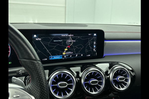 Mercedes-Benz CLA-Klasse Shooting Brake 200 Business Solution AMG (SFEERVERLICHTING, ELEKT. STOELEN, PANORAMADAK, 1e EIGENAAR)