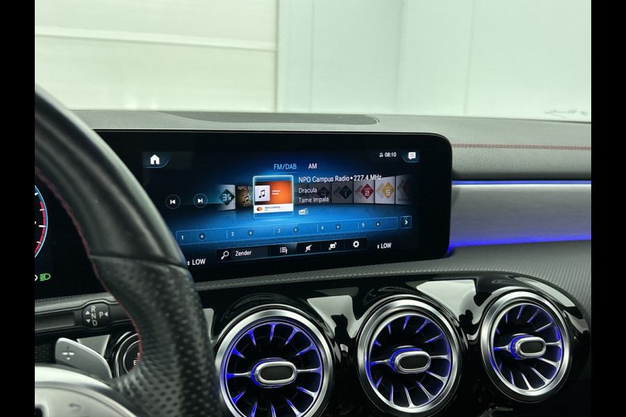 Mercedes-Benz CLA-Klasse Shooting Brake 200 Business Solution AMG (SFEERVERLICHTING, ELEKT. STOELEN, PANORAMADAK, 1e EIGENAAR)