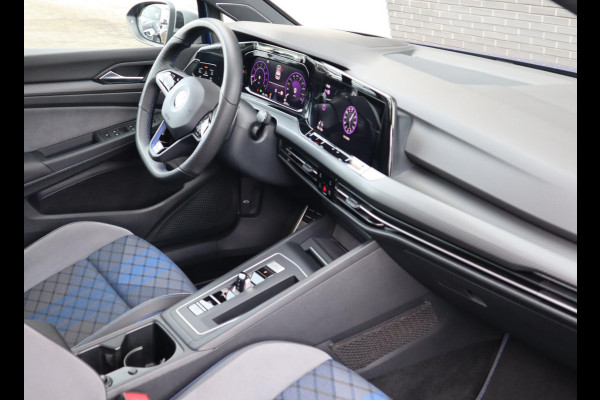 Volkswagen Golf 2.0 TSI R 4Motion / DCC / HarmanKardon / 100% Historie / Panoramadak / LED / 19 Inch / Head-Up Display / Sportstoelen / Stoelverwarming / Stuurwiel Verwarmd / Dodehoek Detectie