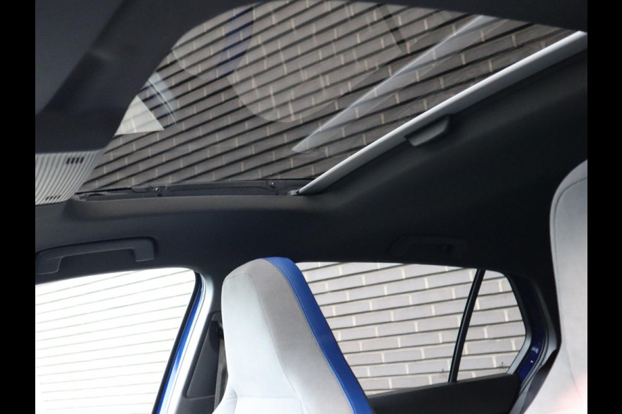 Volkswagen Golf 2.0 TSI R 4Motion / DCC / HarmanKardon / 100% Historie / Panoramadak / LED / 19 Inch / Head-Up Display / Sportstoelen / Stoelverwarming / Stuurwiel Verwarmd / Dodehoek Detectie
