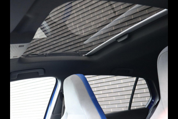 Volkswagen Golf 2.0 TSI R 4Motion / DCC / HarmanKardon / 100% Historie / Panoramadak / LED / 19 Inch / Head-Up Display / Sportstoelen / Stoelverwarming / Stuurwiel Verwarmd / Dodehoek Detectie