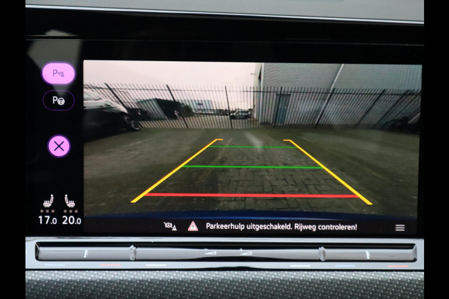 Volkswagen Golf 2.0 TSI R 4Motion / DCC / HarmanKardon / 100% Historie / Panoramadak / LED / 19 Inch / Head-Up Display / Sportstoelen / Stoelverwarming / Stuurwiel Verwarmd / Dodehoek Detectie