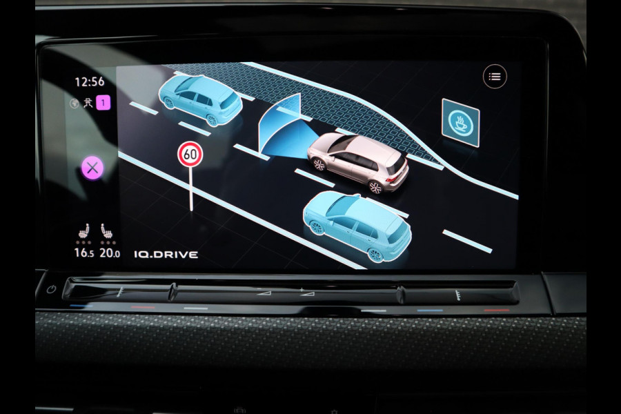 Volkswagen Golf 2.0 TSI R 4Motion / DCC / HarmanKardon / 100% Historie / Panoramadak / LED / 19 Inch / Head-Up Display / Sportstoelen / Stoelverwarming / Stuurwiel Verwarmd / Dodehoek Detectie
