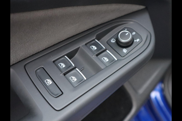 Volkswagen Golf 2.0 TSI R 4Motion / DCC / HarmanKardon / 100% Historie / Panoramadak / LED / 19 Inch / Head-Up Display / Sportstoelen / Stoelverwarming / Stuurwiel Verwarmd / Dodehoek Detectie