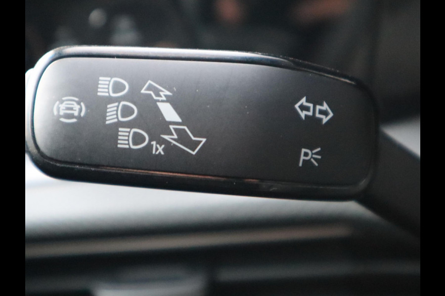 Volkswagen Golf 2.0 TSI R 4Motion / DCC / HarmanKardon / 100% Historie / Panoramadak / LED / 19 Inch / Head-Up Display / Sportstoelen / Stoelverwarming / Stuurwiel Verwarmd / Dodehoek Detectie