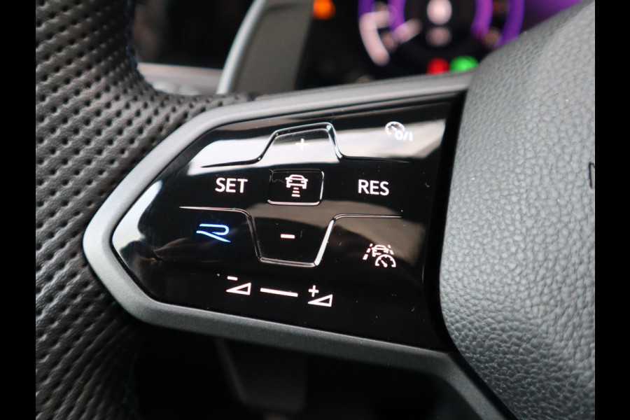 Volkswagen Golf 2.0 TSI R 4Motion / DCC / HarmanKardon / 100% Historie / Panoramadak / LED / 19 Inch / Head-Up Display / Sportstoelen / Stoelverwarming / Stuurwiel Verwarmd / Dodehoek Detectie