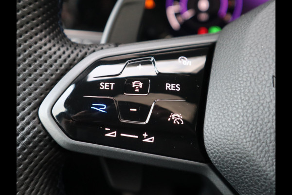 Volkswagen Golf 2.0 TSI R 4Motion / DCC / HarmanKardon / 100% Historie / Panoramadak / LED / 19 Inch / Head-Up Display / Sportstoelen / Stoelverwarming / Stuurwiel Verwarmd / Dodehoek Detectie