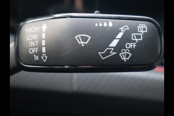 Volkswagen Golf 2.0 TSI R 4Motion / DCC / HarmanKardon / 100% Historie / Panoramadak / LED / 19 Inch / Head-Up Display / Sportstoelen / Stoelverwarming / Stuurwiel Verwarmd / Dodehoek Detectie