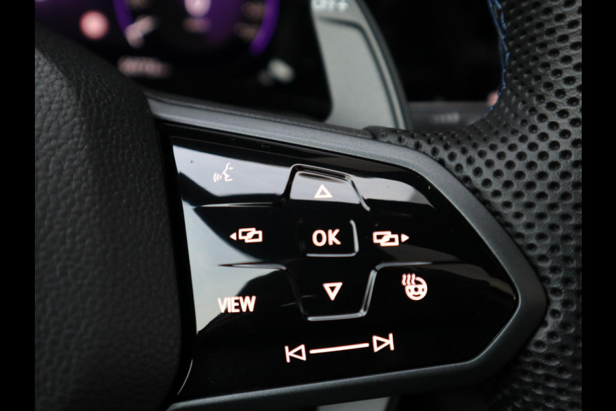 Volkswagen Golf 2.0 TSI R 4Motion / DCC / HarmanKardon / 100% Historie / Panoramadak / LED / 19 Inch / Head-Up Display / Sportstoelen / Stoelverwarming / Stuurwiel Verwarmd / Dodehoek Detectie