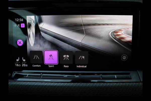 Volkswagen Golf 2.0 TSI R 4Motion / DCC / HarmanKardon / 100% Historie / Panoramadak / LED / 19 Inch / Head-Up Display / Sportstoelen / Stoelverwarming / Stuurwiel Verwarmd / Dodehoek Detectie