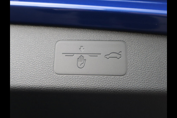 Volkswagen Golf 2.0 TSI R 4Motion / DCC / HarmanKardon / 100% Historie / Panoramadak / LED / 19 Inch / Head-Up Display / Sportstoelen / Stoelverwarming / Stuurwiel Verwarmd / Dodehoek Detectie