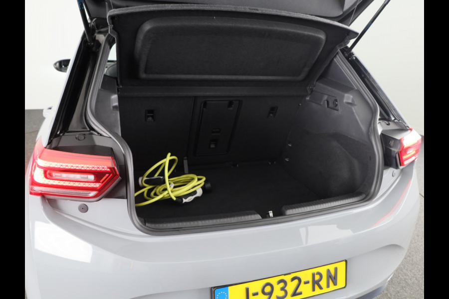 Volkswagen ID.3 First Plus 58 kWh 204 pk | Navigatie | Trekhaak (afneembaar) | Parkeersensoren | Achteruitrijcamera | Matrix LED koplampen | Stoelverwarming |