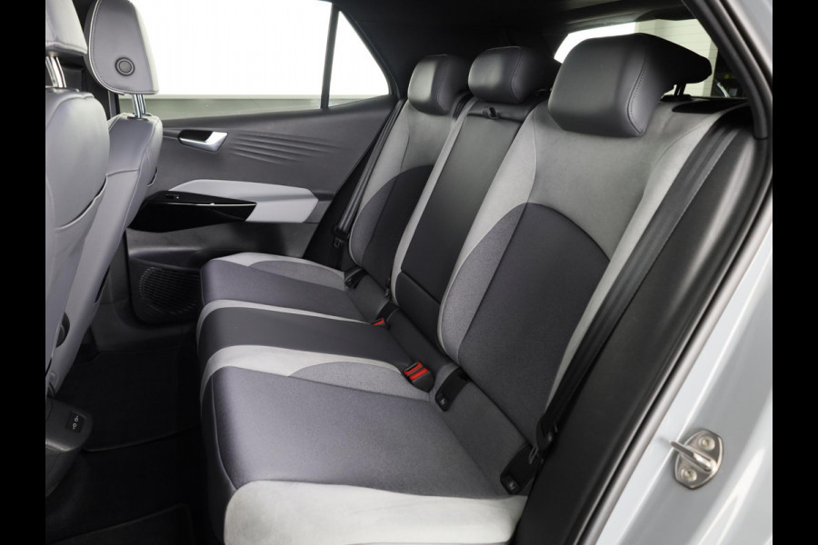 Volkswagen ID.3 First Plus 58 kWh 204 pk | Navigatie | Trekhaak (afneembaar) | Parkeersensoren | Achteruitrijcamera | Matrix LED koplampen | Stoelverwarming |