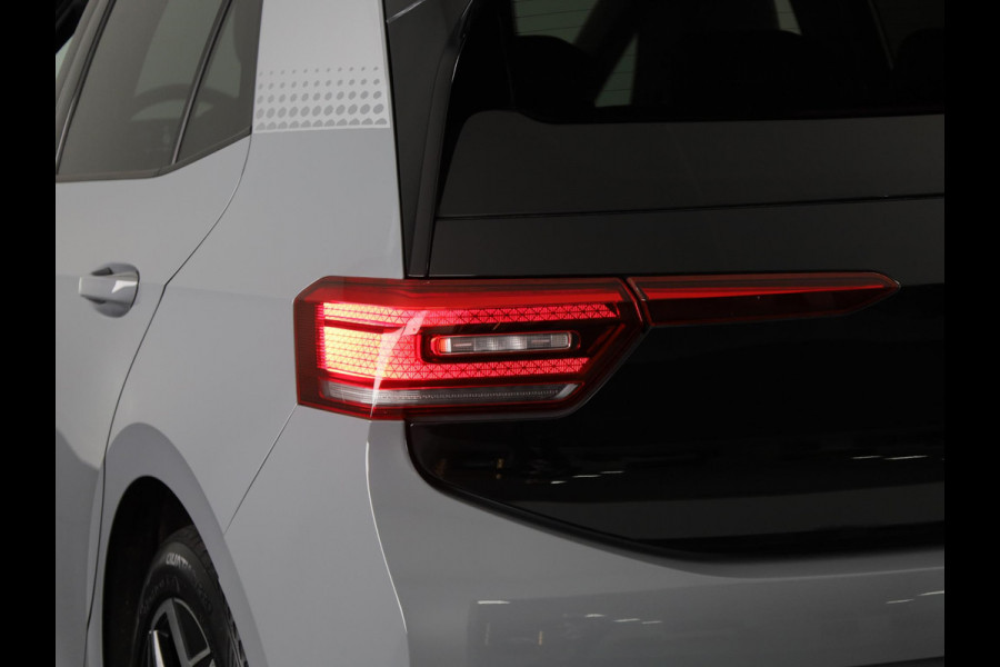 Volkswagen ID.3 First Plus 58 kWh 204 pk | Navigatie | Trekhaak (afneembaar) | Parkeersensoren | Achteruitrijcamera | Matrix LED koplampen | Stoelverwarming |