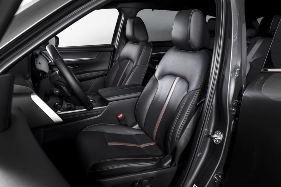 Mazda CX-80 2.5 e-SkyActiv PHEV Homura Plus 7p. | S/K-Panodak | Adapt. Cruise | Elek. Stoel-+verwarming & Ventilatie | Leder | HUD | 360 Camera | Bose | NAV+App. Connect | LM 20" | 9331