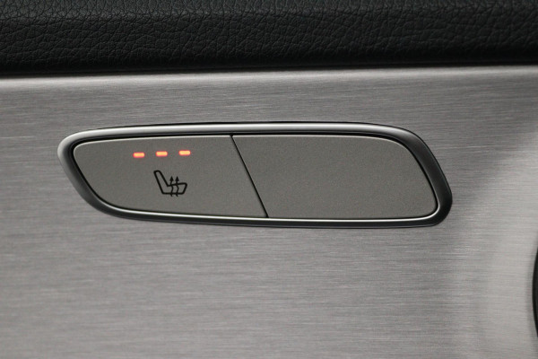 Mercedes-Benz C-Klasse 180 Business Solution AMG (PANORAMADAK, SFEERVERLICHTING, STOELVERWARMING, ACHTERUITRIJCAMERA, SENSOREN)